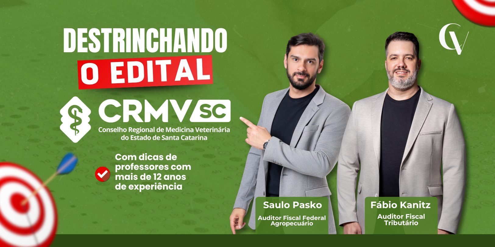 Banner com fundo verde e elementos gráficos de alvo. À esquerda, o texto em destaque: “Destrinchando o edital” e, abaixo, “CRMV SC – Conselho Regional de Medicina Veterinária do Estado de Santa Catarina”. Também aparece a frase: “Com dicas de professores com mais de 12 anos de experiência”. À direita, há dois homens de blazer cinza e camiseta preta: um aponta para o conteúdo e o outro está posicionado ao lado. Abaixo deles, os nomes e cargos: Saulo Pasko – Auditor Fiscal Federal Agropecuário e Fábio Kanitz – Auditor Fiscal Tributário. No canto superior direito, há o logotipo da Convet.