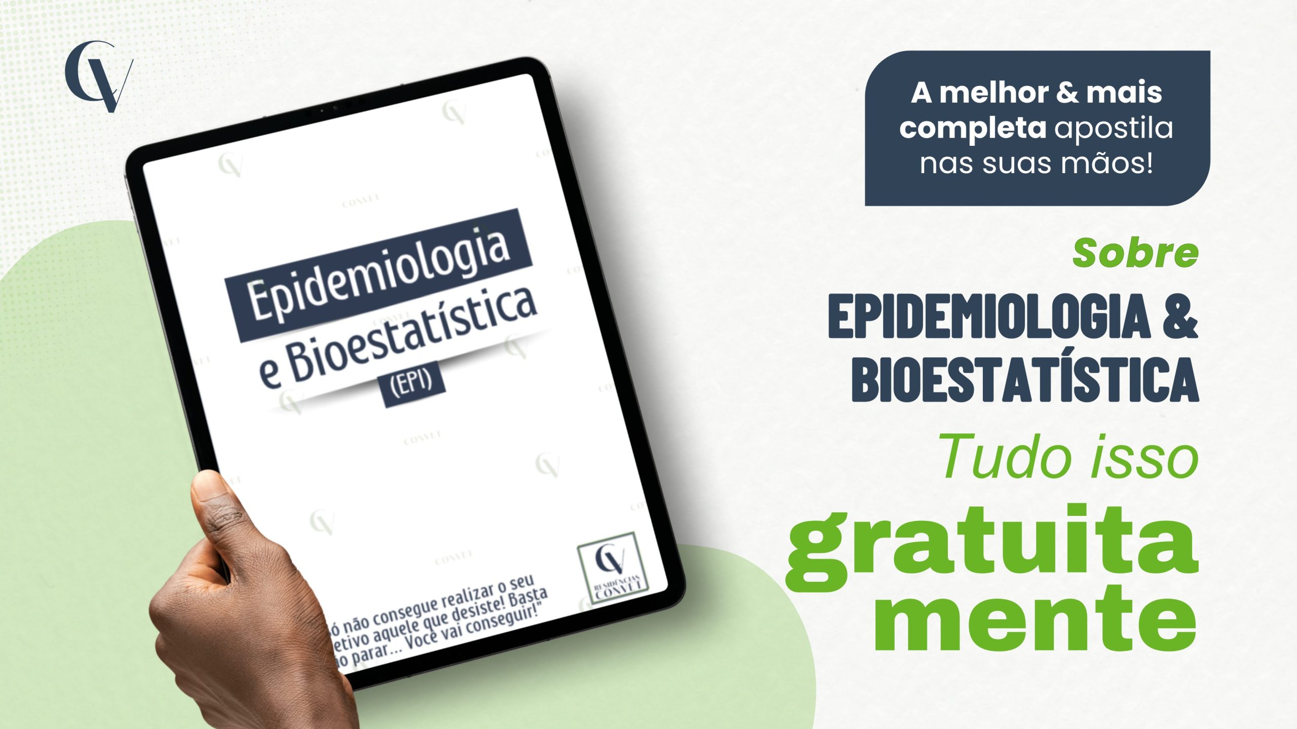 Imagem promocional com fundo claro e detalhes em verde suave. À esquerda, mão segurando um tablet inclinado exibindo a capa de uma apostila com o título “Epidemiologia e Bioestatística (EPI)”. No canto superior esquerdo, logotipo “CV”. À direita, caixa azul com a frase “A melhor & mais completa apostila nas suas mãos!”. Abaixo, os textos “Sobre EPIDEMIOLOGIA & BIOESTATÍSTICA” e “Tudo isso gratuitamente”, com destaque em verde para a palavra “gratuitamente”.