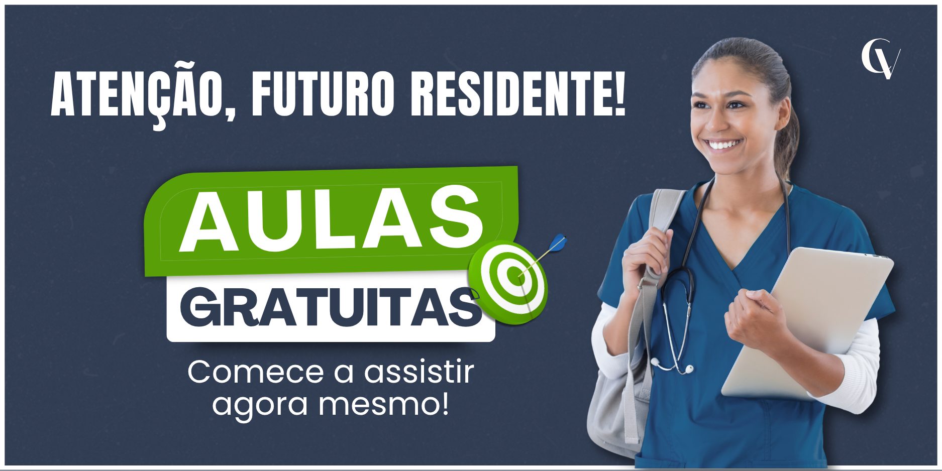 Banner com fundo azul escuro texturizado. À esquerda, em destaque, o texto “ATENÇÃO, FUTURO RESIDENTE!” em branco e caixa alta. No centro, um selo verde com a palavra “AULAS” em branco e, abaixo, “GRATUITAS” em azul escuro sobre fundo branco. Abaixo do destaque, a frase “Comece a assistir agora mesmo!”. À direita, mulher sorrindo vestida com uniforme azul da área da saúde, usando estetoscópio e segurando um notebook. No canto superior direito, logotipo com as letras “CV”.