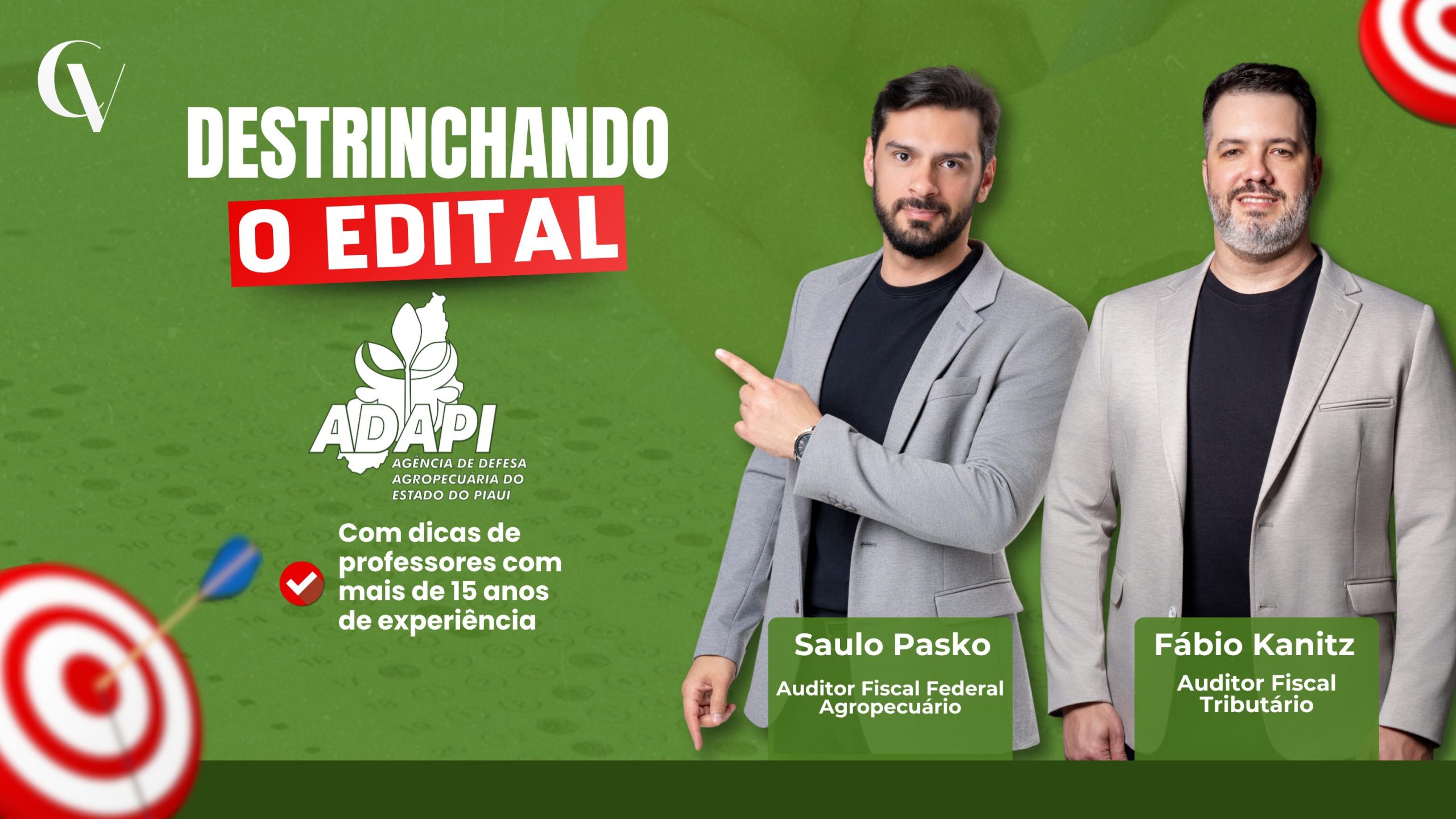 Banner com fundo verde e elementos gráficos de alvo. À esquerda, o texto em destaque: “Destrinchando o edital” e, abaixo, “ADAPI”. Também aparece a frase: “Com dicas de professores com mais de 15 anos de experiência”. À direita, há dois homens de blazer cinza e camiseta preta: um aponta para o conteúdo e o outro está posicionado ao lado. Abaixo deles, os nomes e cargos: Saulo Pasko – Auditor Fiscal Federal Agropecuário e Fábio Kanitz – Auditor Fiscal Tributário. No canto superior direito, há o logotipo da Convet.